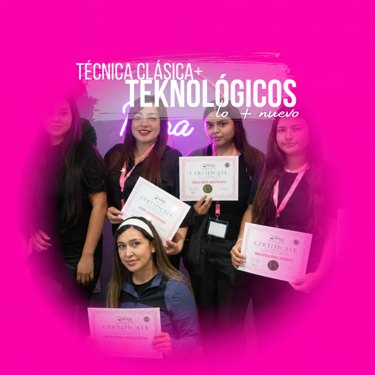 Alumnas graduadas con su certificado Kona Institute