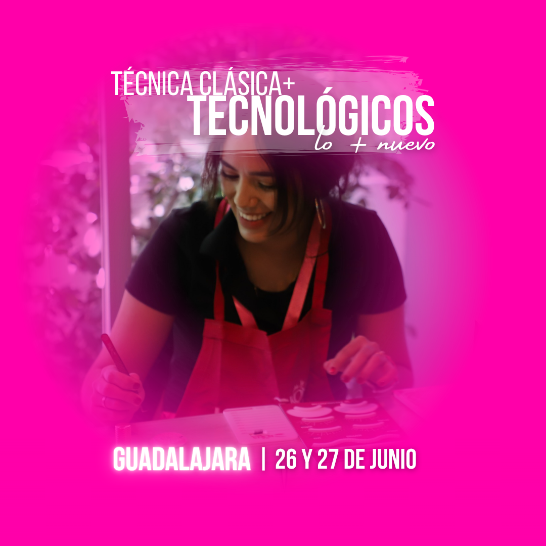 Alumna trabajando con tarjeta de pestañas durante la práctica